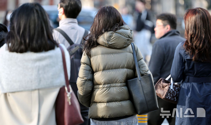 [서울=뉴시스] 박주성 기자 = 꽃샘추위가 찾아온 지난 7일 오전 서울 광화문 사거리에 시민들이 발걸음을 옮기고 있다. 2026.04.07. park7691@newsis.com