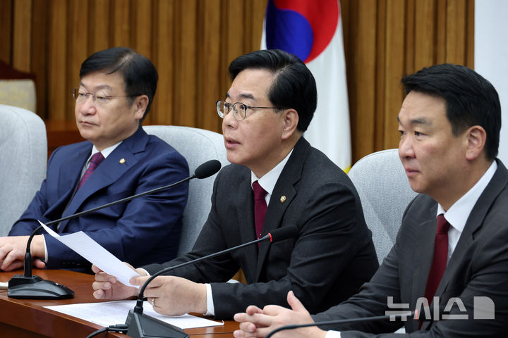 [서울=뉴시스] 고승민 기자 = 송언석 국민의힘 원내대표가 7일 서울 여의도 국회에서 열린 원내대책회의에서 발언하고 있다. 2026.04.07. kkssmm99@newsis.com