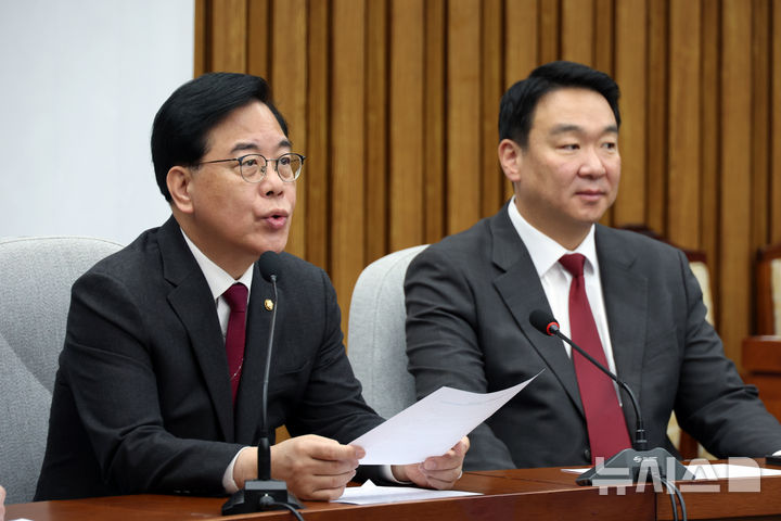 [서울=뉴시스] 고승민 기자 = 송언석 국민의힘 원내대표가 7일 서울 여의도 국회에서 열린 원내대책회의에서 발언하고 있다. 2026.04.07. kkssmm99@newsis.com