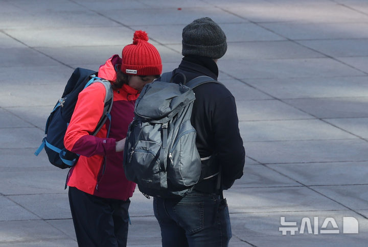 [서울=뉴시스] 조수정 기자 = 꽃샘추위가 찾아와 전날보다 5도 이상 떨어진 4도의 날씨를 보인 지난 7일 오전 서울 광화문광장에서 외국인들이 털모자 등 방한용품을 착용하고 있다. 2026.04.07. chocrystal@newsis.com