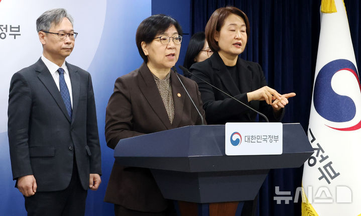 [서울=뉴시스] 추상철 기자 = 정은경 보건복지부 장관이 7일 오전 서울 종로구 정부서울청사에서 의료제품 수급대응 관계부처 합동 브리핑을 하고 있다. 2026.04.07. scchoo@newsis.com