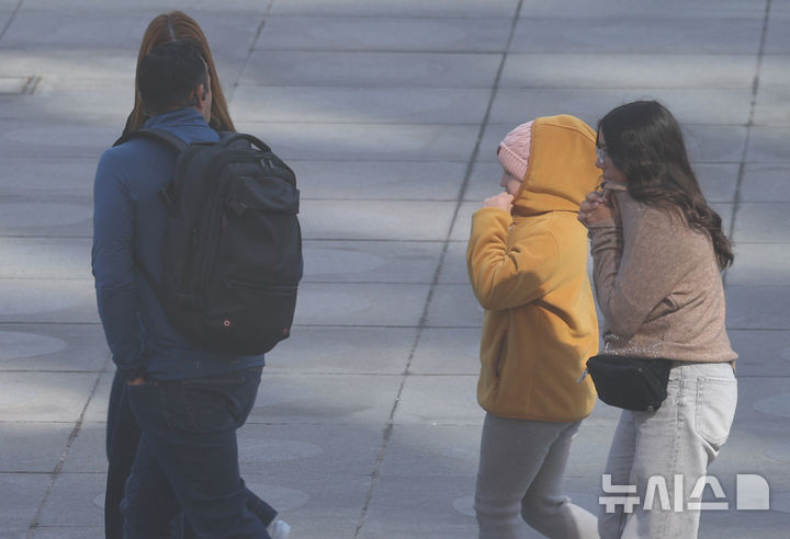[서울=뉴시스] 조수정 기자 = 꽃샘추위가 찾아와 전날보다 5도 이상 떨어진 4도의 날씨를 보인 7일 오전 서울 광화문광장에서 외국인들이 옷깃을 여미며 걸어가고 있다. 2026.04.07. chocrystal@newsis.com