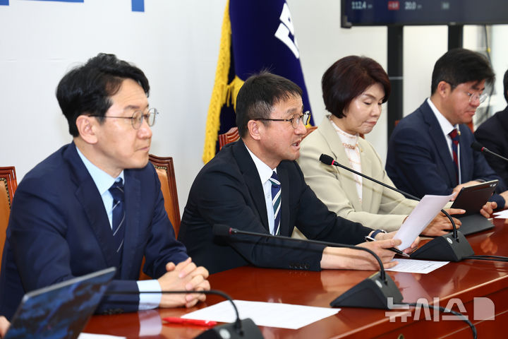 [서울=뉴시스] 김명년 기자 = 한병도 더불어민주당 원내대표가 7일 오전 서울 여의도 국회에서 열린 원내대책회의에서 발언하고 있다. 2025.04.07. kmn@newsis.com