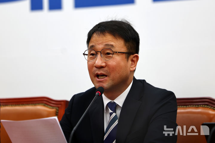 [서울=뉴시스] 김명년 기자 = 한병도 더불어민주당 원내대표가 지난 7일 오전 서울 여의도 국회에서 열린 원내대책회의에서 발언하고 있다. 2025.04.07. kmn@newsis.com