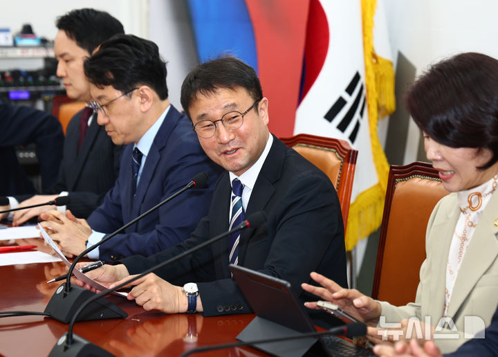 [서울=뉴시스] 김명년 기자 = 한병도 더불어민주당 원내대표가 7일 오전 서울 여의도 국회에서 열린 원내대책회의에서 발언하고 있다. 2025.04.07. kmn@newsis.com