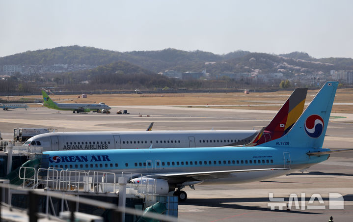 [서울=뉴시스] 배훈식 기자 = 중동 전쟁 여파로 국내선 유류할증료 상승이 예고된 지난 7일 오전 김포국제공항 활주로에 항공기가 운항 준비를 하고 있다. 대한항공·아시아나항공은 5월 편도 기준 유류할증료를 3만4100원으로 책정해 지난달(7700원) 대비 약 4.4배 올랐다. 2026.04.07. dahora83@newsis.com