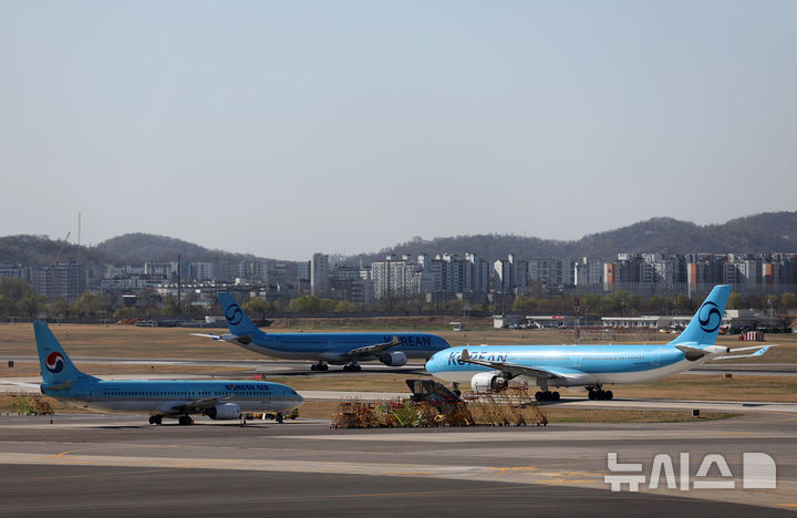 [서울=뉴시스] 배훈식 기자 =김포국제공항 활주로에 대한항공 항공기가 운항 준비를 하고 있다. 2026.04.07. dahora83@newsis.com