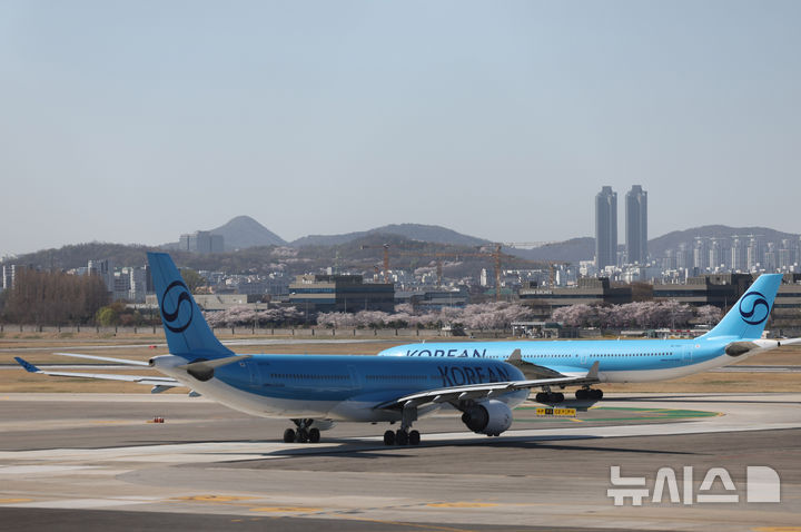 [서울=뉴시스] 배훈식 기자 = 김포국제공항 활주로에 항공기가 운항 준비를 하고 있다. 2026.04.07. dahora83@newsis.com