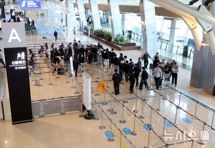 [서울=뉴시스] 배훈식 기자 = 중동 전쟁 여파로 국내선 유류할증료 상승이 예고된 7일 오전 김포국제공항에서 승객들이 탑승 게이트로 들어가고 있다. 대한항공·아시아나항공은 5월 편도 기준 유류할증료를 3만4100원으로 책정해 지난달(7700원) 대비 약 4.4배 올랐다. 2026.04.07. dahora83@newsis.com