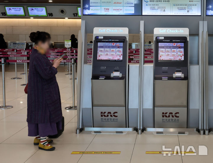 [서울=뉴시스] 배훈식 기자 = 중동 전쟁 여파로 국내선 유류할증료 상승이 예고된 7일 오전 김포국제공항에서 승객들이 탑승 게이트로 들어가고 있다. 대한항공·아시아나항공은 5월 편도 기준 유류할증료를 3만4100원으로 책정해 지난달(7700원) 대비 약 4.4배 올랐다. 2026.04.07. dahora83@newsis.com