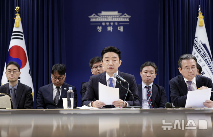 [서울=뉴시스] 최동준 기자 = 강훈식 비서실장과 김용범 정책실장이 7일 청와대에서 중동상황 관련 기자간담회를 하고 있다. 2026.04.07. photocdj@newsis.com