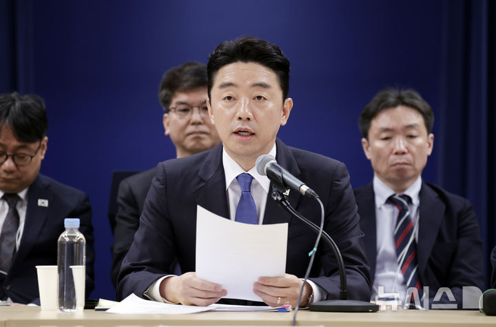 [서울=뉴시스] 최동준 기자 = 강훈식 비서실장이 7일 청와대에서 열린 중동상황 관련 기자간담회에서 발언하고 있다. 2026.04.07. photocdj@newsis.com