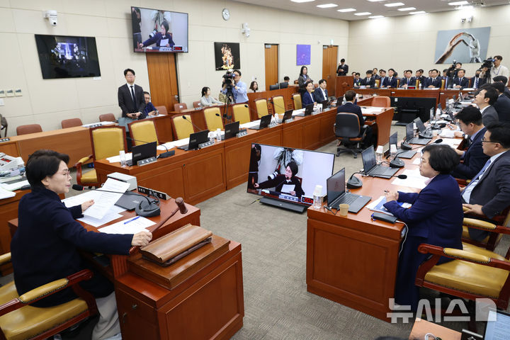 [서울=뉴시스] 김금보 기자 = 7일 오전 서울 여의도 국회에서 열린 과학기술정보방송통신위원회 전체회의에서 추가경정예산안이 여당 주도로 가결되고 있다. 2026.04.07. kgb@newsis.com