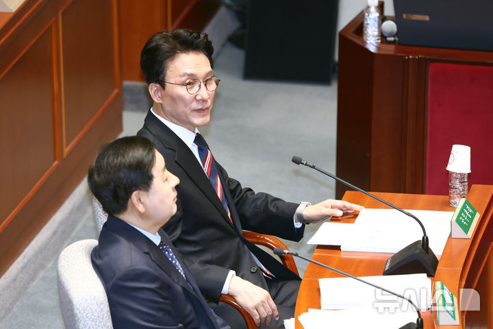 [서울=뉴시스] 고승민 기자 = 김민석 국무총리와 구윤철 경제부총리 겸 재정경제부 장관이 7일 서울 여의도 국회에서 열린 예산결산특별위원회 전체회의에 출석하고 있다. 2026.04.07. kkssmm99@newsis.com