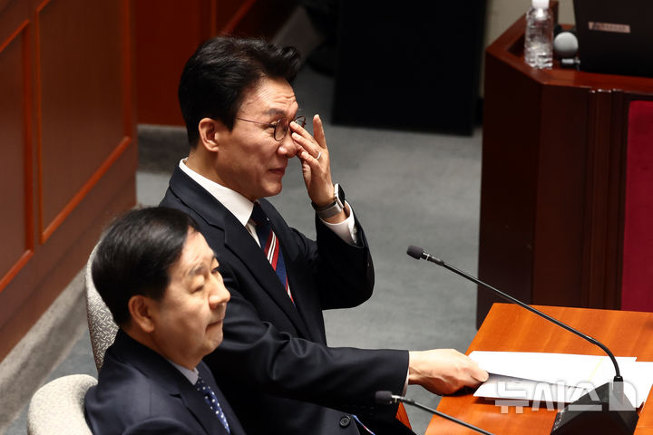 [서울=뉴시스] 고승민 기자 = 김민석 더불어민주당 당대표가 국무총리 당시 구윤철 경제부총리 겸 재정경제부 장관와 함께 지난 4월7일 서울 여의도 국회에서 열린 예산결산특별위원회 전체회의에 출석하고 있다. 2026.04.07. kkssmm99@newsis.com