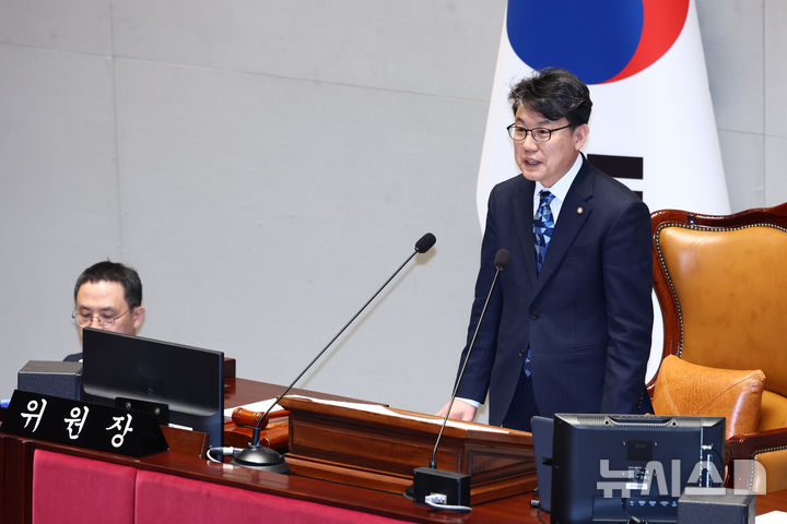 [서울=뉴시스] 고승민 기자 = 진성준 국회 예결위원장이 7일 서울 여의도 국회에서 열린 예산결산특별위원회 전체회의에서 발언하고 있다. 2026.04.07. kkssmm99@newsis.com