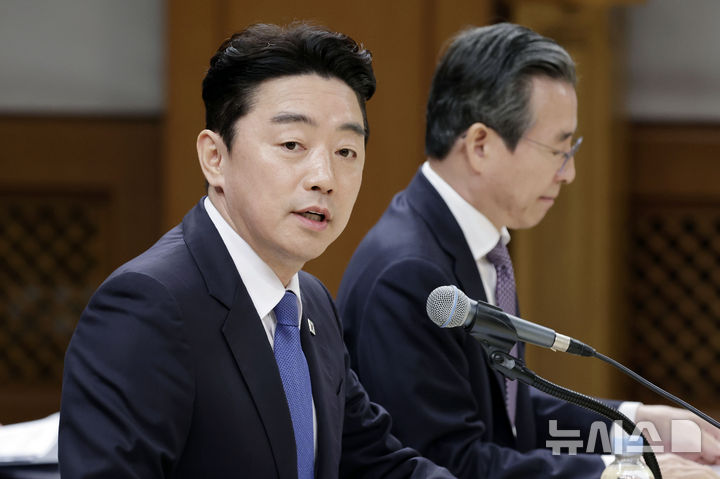 [서울=뉴시스] 최동준 기자 = 강훈식 비서실장이 7일 청와대에서 열린 중동상황 관련 기자간담회에서 발언하고 있다. 2026.04.07. photocdj@newsis.com