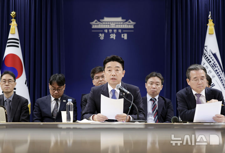 [서울=뉴시스] 최동준 기자 = 강훈식 비서실장이 7일 청와대에서 열린 중동상황 관련 기자간담회에서 발언하고 있다. 2026.04.07. photocdj@newsis.com