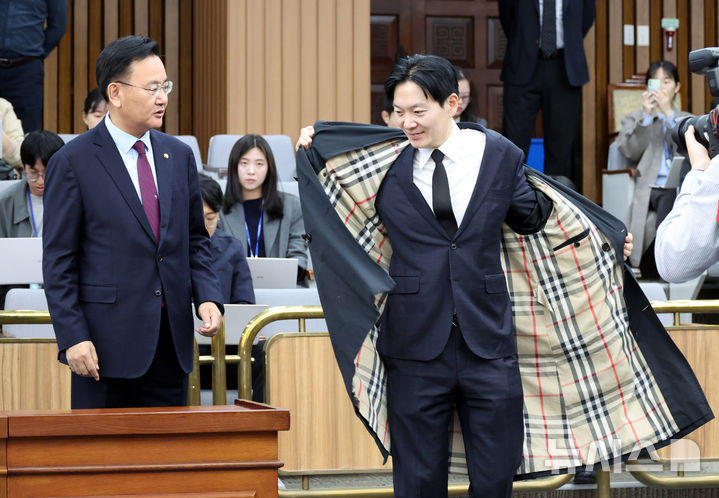 [서울=뉴시스] 김금보 기자 = 쌍방울 대북송금 사건 수사를 담당했던 박상용 인천지방검찰청 부부장검사가 7일 오전 서울 여의도 국회에서 열린 '이재명 죄지우기 국정조사 특위 국민의힘 위원단 주최 민주당의 공소취소 재판조작 진상규명 청문회'에 입장하고 있다. 2026.04.07. kgb@newsis.com