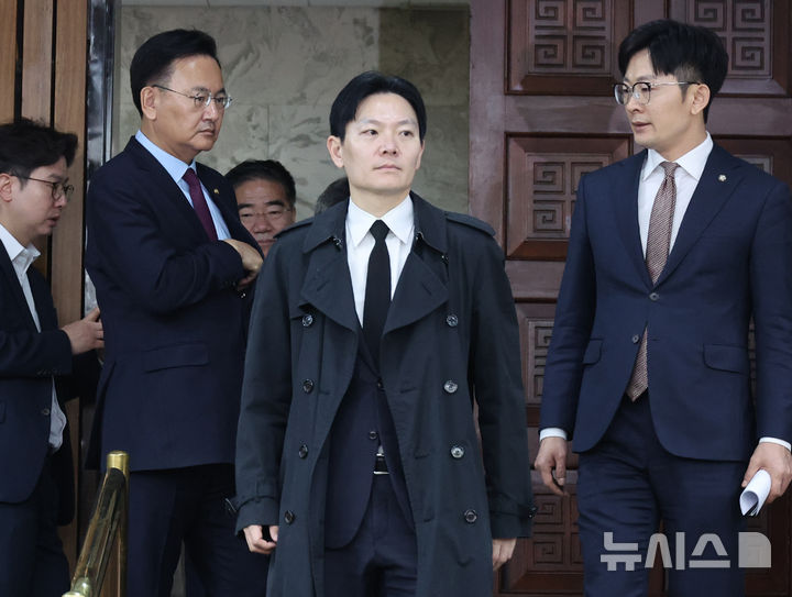 [서울=뉴시스] 김금보 기자 = 쌍방울 대북송금 사건 수사를 담당했던 박상용 인천지방검찰청 부부장검사가 7일 오전 서울 여의도 국회에서 열린 '이재명 죄지우기 국정조사 특위 국민의힘 위원단 주최 민주당의 공소취소 재판조작 진상규명 청문회'에 입장하고 있다. 2026.04.07. kgb@newsis.com