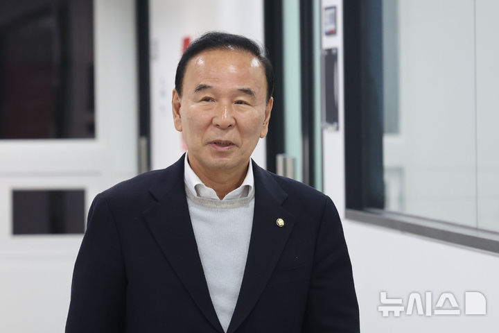 [서울=뉴시스] 권창회 기자 = 박덕흠 국민의힘 공천관리위원장이 7일 서울 여의도 당사에서 열린 공천관리위원회 비공개 회의에 참석하고 있다. 2026.04.07. kch0523@newsis.com