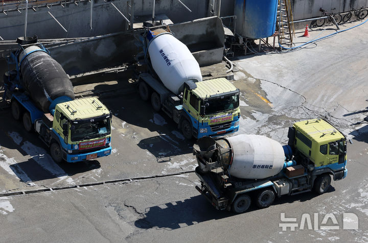 레미콘 공장과 믹서트럭