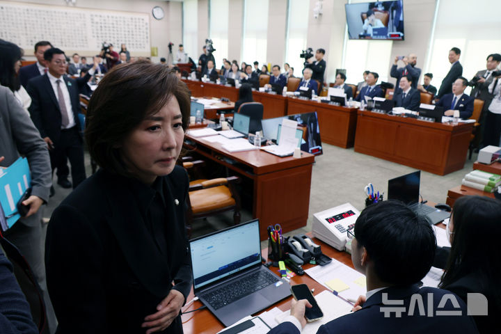 [서울=뉴시스] 고승민 기자 = 국민의힘 나경원 등 의원들이 7일 서울 여의도 국회에서 열린 윤석열 정권 정치검찰 조작기소 의혹사건 진상규명 국정조사특별위원회 전체회의에서 박상용 검사 증인선서 거부 등에 대한 갈등 끝에 회의장을 나가고 있다. 2026.04.07. kkssmm99@newsis.com