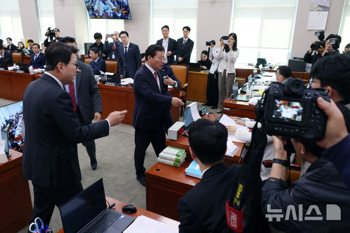 [서울=뉴시스] 고승민 기자 = 국민의힘 곽규택, 김형동, 신동욱 등 의원들이 7일 서울 여의도 국회에서 열린 윤석열 정권 정치검찰 조작기소 의혹사건 진상규명 국정조사특별위원회 전체회의에서 박상용 검사 증인선서 거부 등 현안에 대해 서영교 위원장 및 더불어민주당 의원들과 언쟁을 벌이고 있다. 2026.04.07. kkssmm99@newsis.com