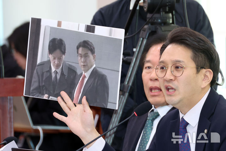 [서울=뉴시스] 고승민 기자 = 전용기 더불어민주당 의원이 7일 서울 여의도 국회에서 열린 윤석열 정권 정치검찰 조작기소 의혹사건 진상규명 국정조사특별위원회 전체회의에서 발언하며 윤상현 국민의힘 의원과 박상용 검사의 사진을 들어 보이고 있다. 2026.04.07. kkssmm99@newsis.com