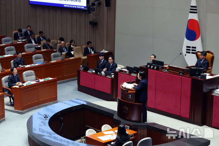 [서울=뉴시스] 고승민 기자 = 황정아 더불어민주당 의원이 7일 서울 여의도 국회에서 열린 예산결산특별위원회 전체회의에서 구윤철 경제부총리 겸 재정경제부 장관에게 질의하고 있다. 2026.04.07. kkssmm99@newsis.com