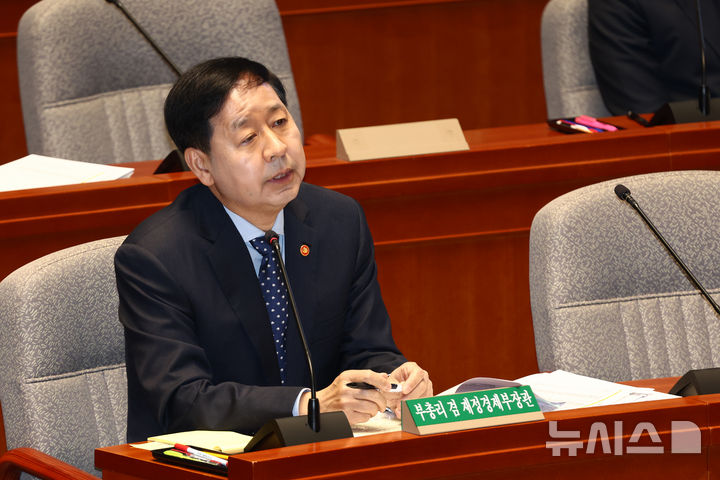 [서울=뉴시스] 고승민 기자 = 7일 서울 여의도 국회에서 열린 예산결산특별위원회 전체회의에서 구윤철 경제부총리 겸 재정경제부 장관이 의원 질의에 답하고 있다. 2026.04.07. kkssmm99@newsis.com