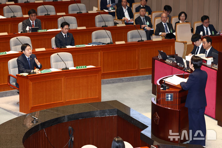 [서울=뉴시스] 고승민 기자 = 7일 서울 여의도 국회에서 열린 예산결산특별위원회 전체회의에서 구윤철 경제부총리 겸 재정경제부 장관이 의원 질의에 답하고 있다. 2026.04.07. kkssmm99@newsis.com