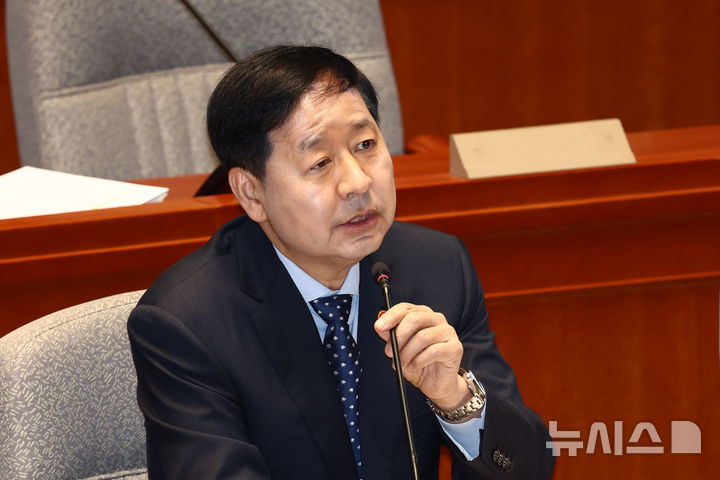 [서울=뉴시스] 고승민 기자 = 7일 서울 여의도 국회에서 열린 예산결산특별위원회 전체회의에서 구윤철 경제부총리 겸 재정경제부 장관이 의원 질의에 답하고 있다. 2026.04.07. kkssmm99@newsis.com