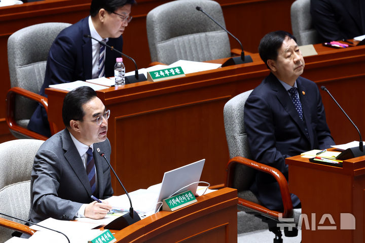 [서울=뉴시스] 고승민 기자 = 박홍근 기획예산처 장관이 7일 서울 여의도 국회에서 열린 예산결산특별위원회 전체회의에서 의원 질의에 답하고 있다. 2026.04.07. kkssmm99@newsis.com