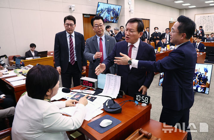 [서울=뉴시스] 김명년 기자 = 김형동 조작기소 특위 국민의힘 간사가 7일 서울 여의도 국회에서 열린 '윤석열 정권 정치검찰 조작기소 의혹사건 진상규명' 국정조사특별위원회 전체회의에서 서영교 위원장에게 항의하고 있다. 2025.04.07. kmn@newsis.com