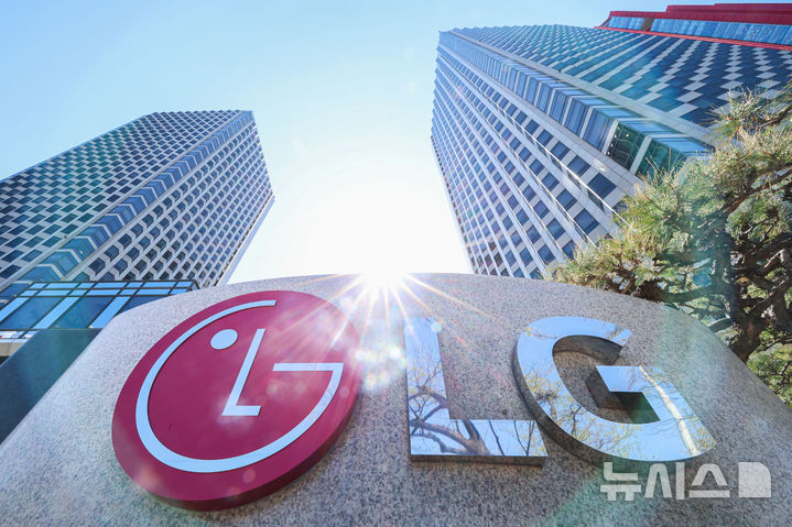 [서울=뉴시스] 권창회 기자 = LG전자가 1분기 잠정실적을 발표한 7일 LG전자 본사가 소재한 서울 여의도 LG트윈타워의 모습. LG전자가 1분기 연결 기준 매출 23조7330억원, 영업이익 1조6736억원의 잠정 실적을 발표했다. 매출은 전년 동기 대비 4.4% 증가하며 1분기 기준 역대 최대치를 경신했다. 분기 매출이 23조 원을 넘어선 것은 이번이 처음이다. 영업이익 또한 전년 동기 대비 32.9% 늘었다. 2026.04.07. kch0523@newsis.com
