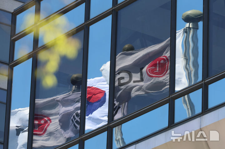 [서울=뉴시스] 권창회 기자 = LG전자가 1분기 잠정실적을 발표한 7일 LG전자 본사가 소재한 서울 여의도 LG트윈타워의 모습. LG전자가 1분기 연결 기준 매출 23조7330억원, 영업이익 1조6736억원의 잠정 실적을 발표했다. 매출은 전년 동기 대비 4.4% 증가하며 1분기 기준 역대 최대치를 경신했다. 분기 매출이 23조 원을 넘어선 것은 이번이 처음이다. 영업이익 또한 전년 동기 대비 32.9% 늘었다. 2026.04.07. kch0523@newsis.com