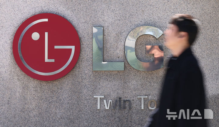 [서울=뉴시스] 권창회 기자 = LG전자가 1분기 잠정실적을 발표한 7일 LG전자 본사가 소재한 서울 여의도 LG트윈타워의 모습. LG전자가 1분기 연결 기준 매출 23조7330억원, 영업이익 1조6736억원의 잠정 실적을 발표했다. 매출은 전년 동기 대비 4.4% 증가하며 1분기 기준 역대 최대치를 경신했다. 분기 매출이 23조 원을 넘어선 것은 이번이 처음이다. 영업이익 또한 전년 동기 대비 32.9% 늘었다. 2026.04.07. kch0523@newsis.com