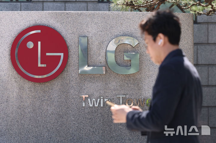 [서울=뉴시스] 권창회 기자 = LG전자가 1분기 잠정실적을 발표한 7일 LG전자 본사가 소재한 서울 여의도 LG트윈타워의 모습. LG전자가 1분기 연결 기준 매출 23조7330억원, 영업이익 1조6736억원의 잠정 실적을 발표했다. 매출은 전년 동기 대비 4.4% 증가하며 1분기 기준 역대 최대치를 경신했다. 분기 매출이 23조 원을 넘어선 것은 이번이 처음이다. 영업이익 또한 전년 동기 대비 32.9% 늘었다. 2026.04.07. kch0523@newsis.com