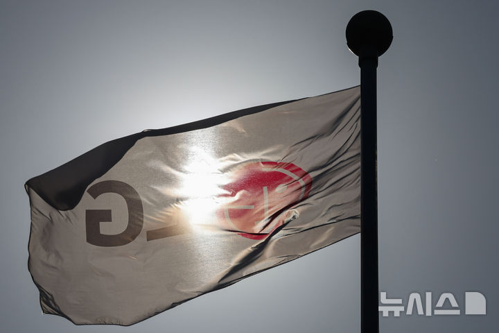 [서울=뉴시스] 권창회 기자 = LG전자가 1분기 잠정실적을 발표한 7일 LG전자 본사가 소재한 서울 여의도 LG트윈타워의 모습. LG전자가 1분기 연결 기준 매출 23조7330억원, 영업이익 1조6736억원의 잠정 실적을 발표했다. 매출은 전년 동기 대비 4.4% 증가하며 1분기 기준 역대 최대치를 경신했다. 분기 매출이 23조 원을 넘어선 것은 이번이 처음이다. 영업이익 또한 전년 동기 대비 32.9% 늘었다. 2026.04.07. kch0523@newsis.com