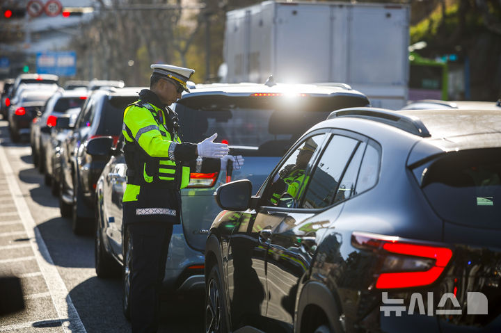 [서울=뉴시스] 정병혁 기자 = 7일 서울 서대문구 연세대학교 앞 성산로에서 서대문경찰서 경찰관들이 꼬리물기 및 끼어들기 단속 및 계도 활동을 하고 있다. 2026.04.07. jhope@newsis.com