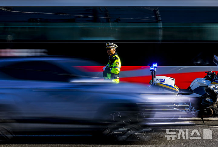 [서울=뉴시스] 정병혁 기자 = 7일 서울 서대문구 연세대학교 앞 성산로에서 서대문경찰서 경찰관들이 꼬리물기 및 끼어들기 단속 및 계도 활동을 하고 있다. 2026.04.07. jhope@newsis.com