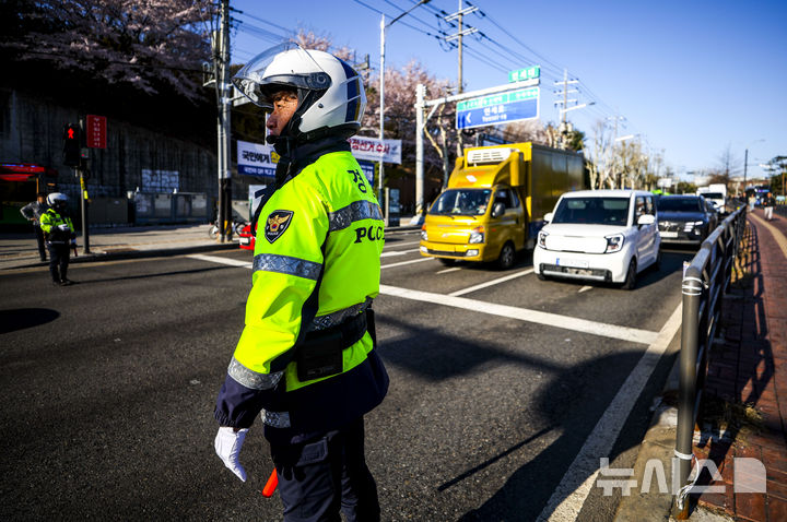 [서울=뉴시스] 정병혁 기자 = 7일 서울 서대문구 연세대학교 앞 성산로에서 서대문경찰서 경찰관들이 꼬리물기 및 끼어들기 단속 및 계도 활동을 하고 있다. 2026.04.07. jhope@newsis.com