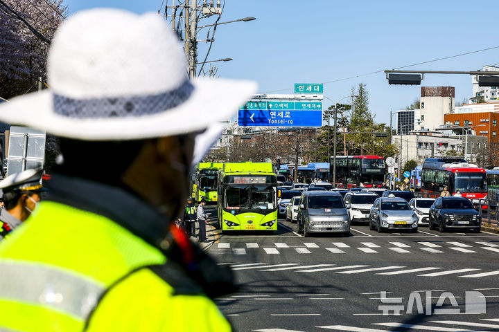 [서울=뉴시스] 정병혁 기자 = 7일 서울 서대문구 연세대학교 앞 성산로에서 서대문경찰서 경찰관들이 꼬리물기 및 끼어들기 단속 및 계도 활동을 하고 있다. 2026.04.07. jhope@newsis.com