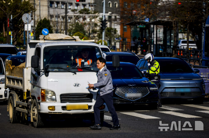 [서울=뉴시스] 정병혁 기자 = 7일 서울 서대문구 연세대학교 앞 성산로에서 서대문경찰서 경찰관들이 꼬리물기 및 끼어들기 단속 및 계도 활동을 하고 있다. 2026.04.07. jhope@newsis.com