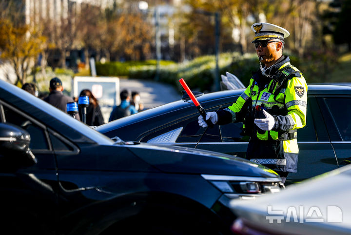 [서울=뉴시스] 정병혁 기자 = 7일 서울 서대문구 연세대학교 앞 성산로에서 서대문경찰서 경찰관들이 꼬리물기 및 끼어들기 단속 및 계도 활동을 하고 있다. 2026.04.07. jhope@newsis.com
