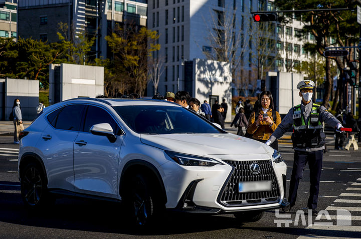 [서울=뉴시스] 정병혁 기자 = 7일 서울 서대문구 연세대학교 앞 성산로에서 서대문경찰서 경찰관들이 꼬리물기 및 끼어들기 단속 및 계도 활동을 하고 있다. 2026.04.07. jhope@newsis.com
