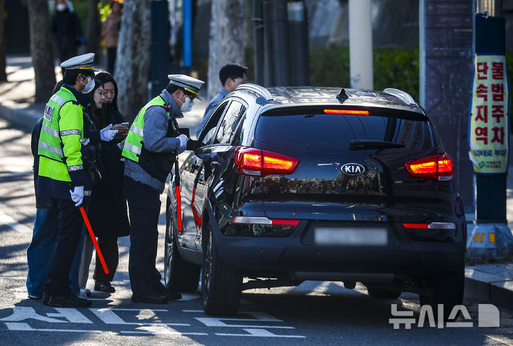 [서울=뉴시스] 정병혁 기자 = 7일 서울 서대문구 연세대학교 앞 성산로에서 서대문경찰서 경찰관들이 꼬리물기 및 끼어들기 단속 및 계도 활동을 하고 있다. 2026.04.07. jhope@newsis.com
