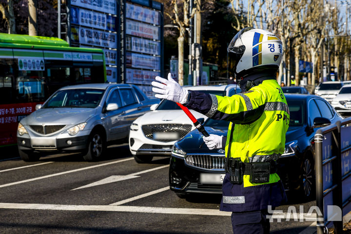 [서울=뉴시스] 정병혁 기자 = 7일 서울 서대문구 연세대학교 앞 성산로에서 서대문경찰서 경찰관들이 꼬리물기 및 끼어들기 단속 및 계도 활동을 하고 있다. 2026.04.07. jhope@newsis.com