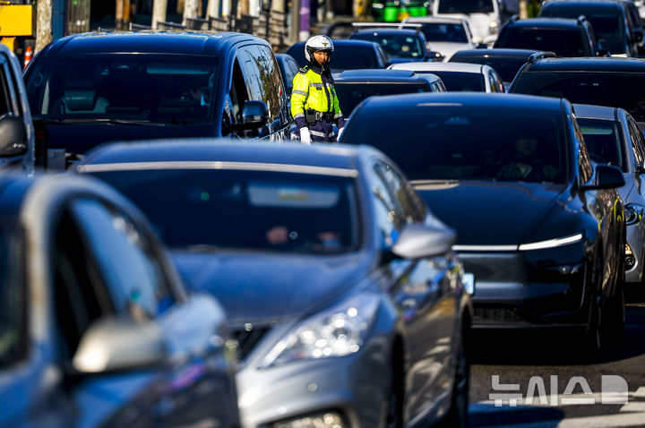[서울=뉴시스] 정병혁 기자 = 7일 서울 서대문구 연세대학교 앞 성산로에서 서대문경찰서 경찰관들이 꼬리물기 및 끼어들기 단속 및 계도 활동을 하고 있다. 2026.04.07. jhope@newsis.com